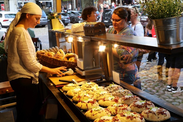 Wein, Genuss und Live-Musik – Der Tourismus-Service Fehmarn lädt vom 23. bis 26. Juli zum Weinfest auf den Burger Marktplatz ein