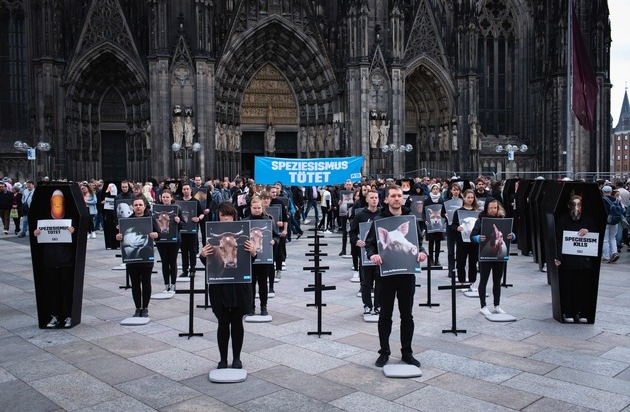 PETA Deutschland e.V.: Aktuelles Bildmaterial: Größte PETA-Aktion des Jahres - Speziesismus tötet!