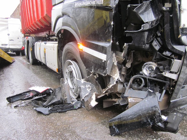 POL-PDWO: Unfall auf winterglatter Fahrbahn - B9 teils voll gesperrt