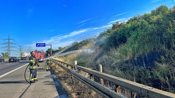 FW-NE: Böschungsbrand an A57 | Hohe Wald- und Wiesenbrandgefahr | Appell der Feuerwehr