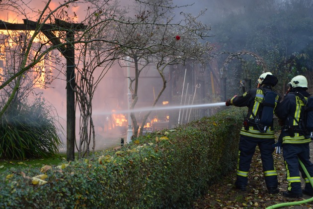 FW-MH: Vollbrand einer Gartenlaube mit starker Rauchentwicklung. Eine leicht verletzte Person.