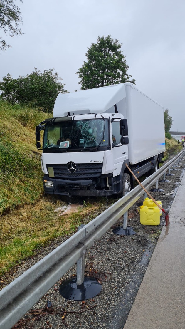 API-TH: Lkw zerstört 40m Leitplanke auf der A 9 an der AS Bad Lobenstein