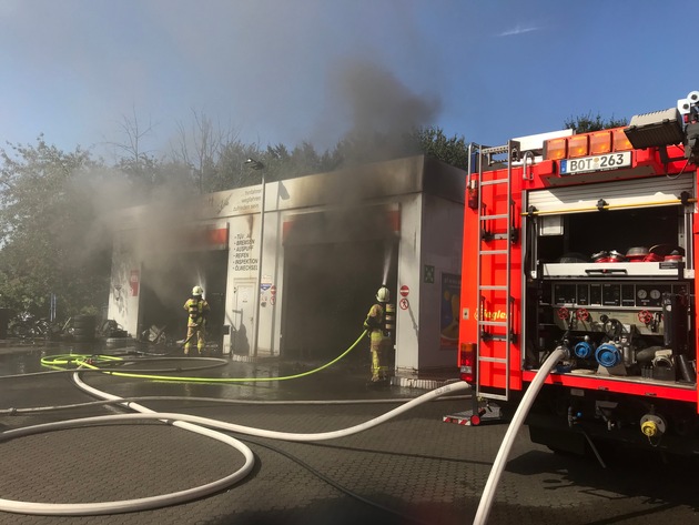 FW-BOT: Brand in einer Werkstatt auf einem Tankstellengelände verurschacht hohen Sachschaden.