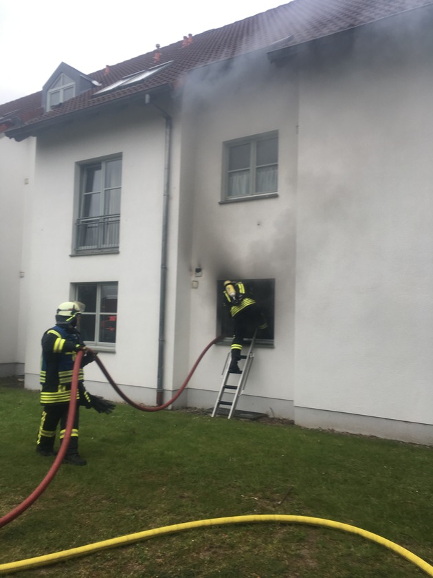FW Lage: Feuer 3 / Zimmerbrand in einem Mehrfamilienhaus - 16.05.2019 - 15:38 Uhr