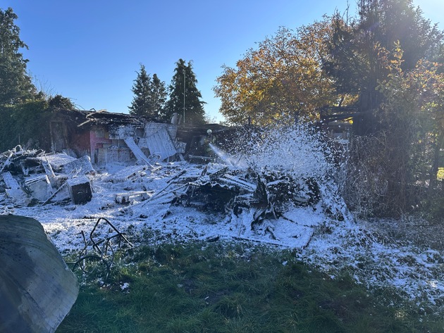 FW Helmstedt: Brand Gartenlaube in der Brunnsohle