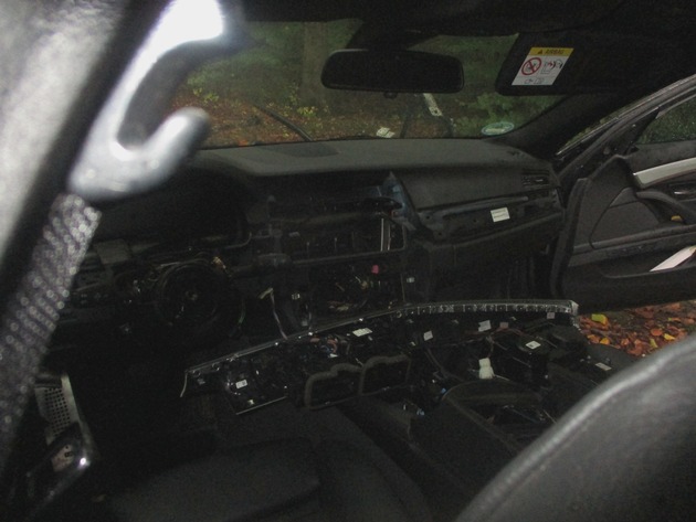 POL-REK: 201007-5: Zeuge fand ausgeschlachtete BMW im Wald - Frechen
