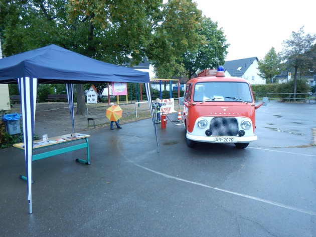 FW-AR: Voßwinkeler Feuerwehr beim Jubiläumsschulfest der Urbanusgrundschule