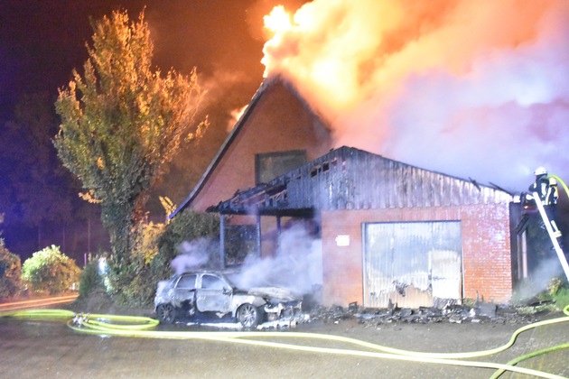 POL-STD: Brand eines Einfamilienhauses, Carports und Autos - eine Person verletzt