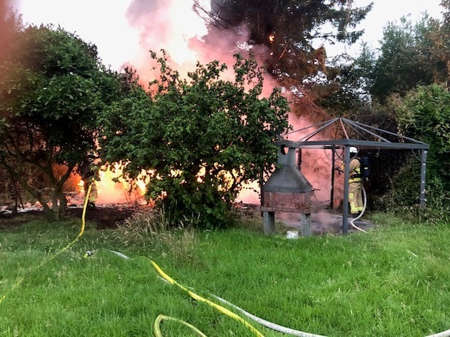 FW Bremerhaven: Feuer zerstört Gartenlaube, erschwerter Zugang zum Brandobjekt