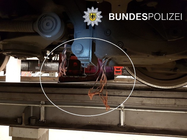 BPOLD-B: S-Bahn überfährt Hindernis - Bundespolizei sucht Zeugen