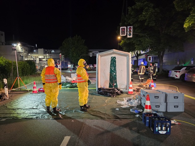 FW-AR: Chemieunfall in einer Produktion für Hygienepapier - Nächtlicher Großeinsatz der Feuerwehr Arnsberg