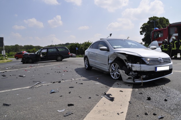 FW-KLE: B57 in Bedburg-Hau: Verkehrsunfall mit drei Verletzten