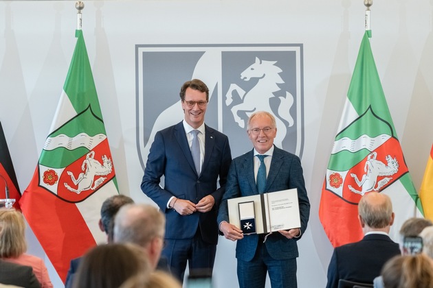 NRW-Landesverdienstorden für Prof. Karl-Rudolf Korte