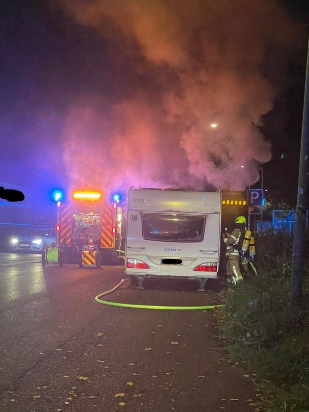 FW Ratingen: Brennender Wohnwagen in den Abendstunden