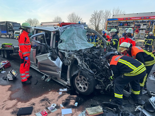 FW Königswinter: Zwei Schwerstverletzte nach Verkehrsunfall auf Autobahn A3 - Feuerwehr rettet eingeklemmten Fahrer