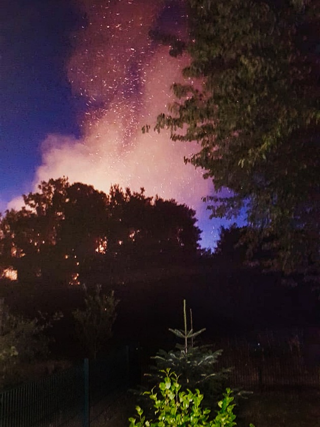 FW Grevenbroich: Stundenlange Löscharbeiten in brennender Grünanlage / Brand zahlreicher Bäume fordert Einsatzkräfte bis weit nach Mitternacht
