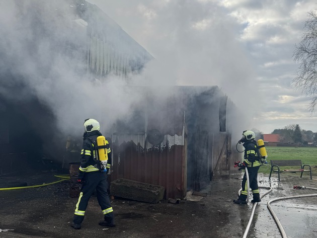 FW-AUR: Hallenanbau brannte aus