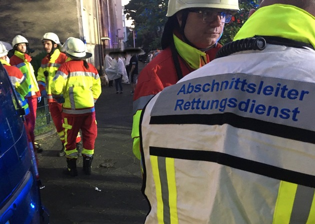 FW-BO: Gebäudebrand in der Bochumer Innenstadt: Zehn Bewohner über Drehleiter der Feuerwehr gerettet