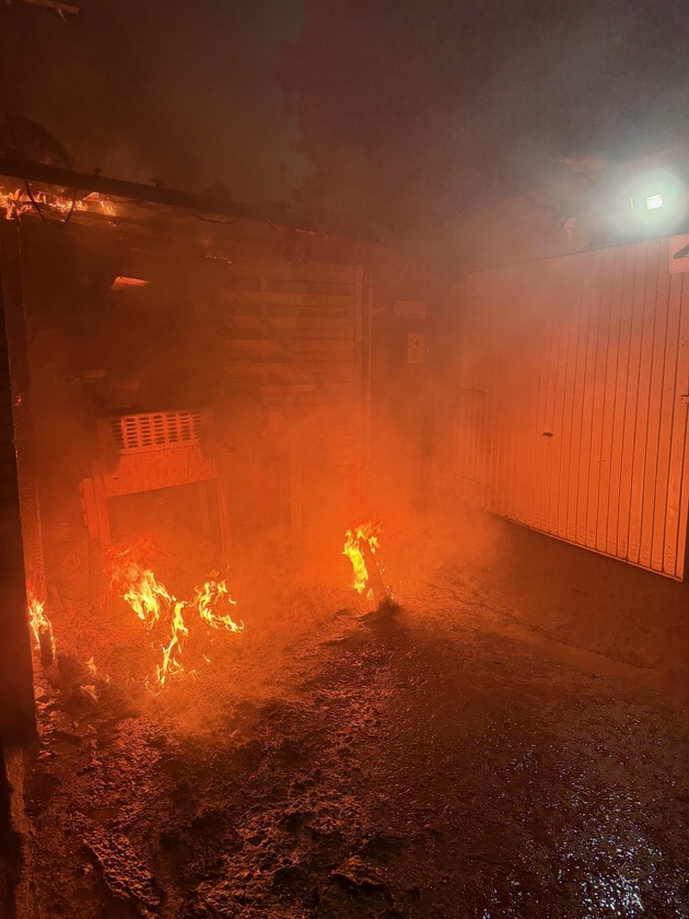 FW-MH: Anbau in Flammen