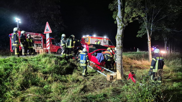 FW VG Westerburg: PKW prallte frontal gegen Baum - Feuerwehr sichert Fahrzeug mit technischem Ger&auml;t