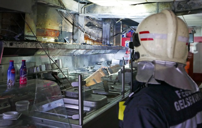 FW-GE: Feuer in einem Imbiss-Lokal in Buer-Mitte - Besitzer verletzt sich bei Löschversuchen