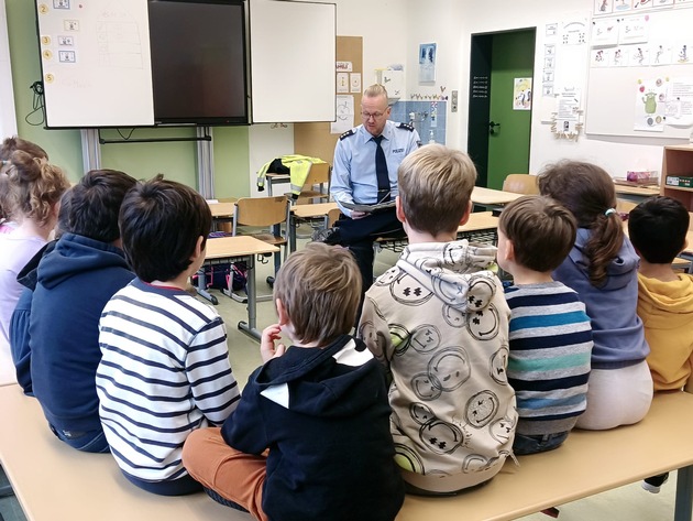 POL-PB: Polizei Paderborn engagiert sich beim bundesweiten Vorlesetag