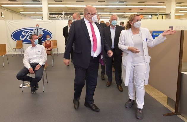 Ford-Werke GmbH: Minister Altmaier zu Besuch im Ford Impfzentrum in Saarlouis