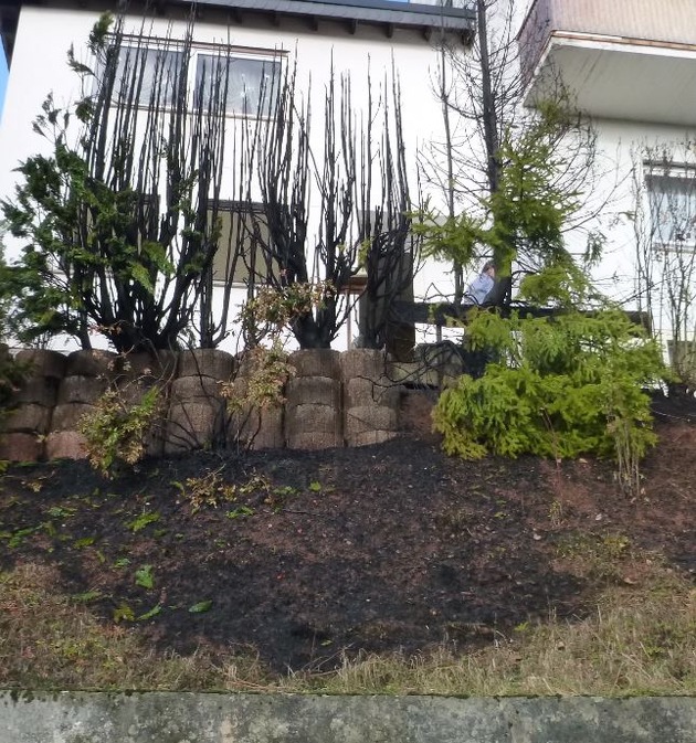 POL-PDKH: Weiler bei Monzingen: Brand einer Thuja-Hecke verursacht Gebäudeschaden