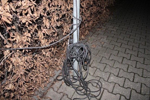 POL-DN: Unbekannte spannen Kabel über Straße