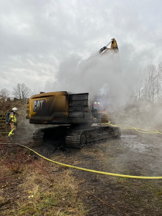 FW Bremerhaven: Bagger im Vollbrand gelöscht