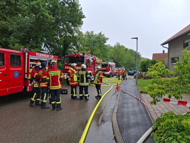 KFV-CW: Schwelbrand nach Blitzeinschlag / Hausbesitzer entdecken Gefahr im Obergeschoss/Feuerwehr öffnet Dachstuhl