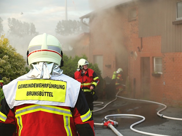 FW-HEI: Feuer in Brunsbüttel - Löschwasserversorgung stellt Feuerwehr vor Problem (AKTUALISIERUNG)
