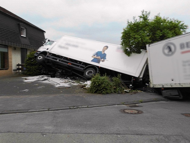 FW-AR: Fahrerloser LKW rollt in Arnsberg über Kreuzung und stürzt um