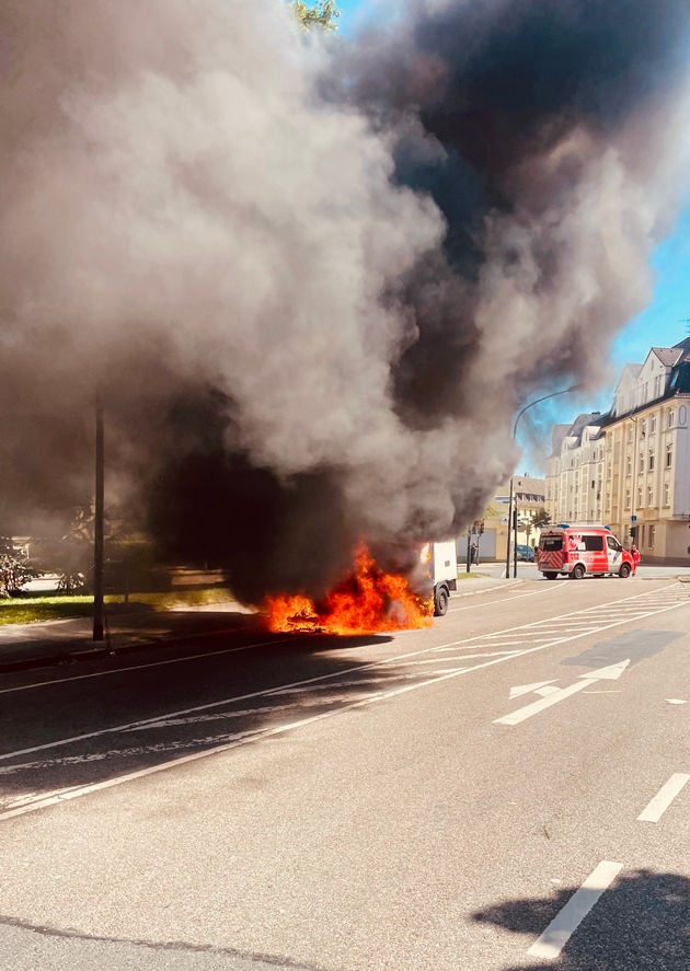 FW-E: Kleintransporter im Essener Südostviertel in Vollbrand