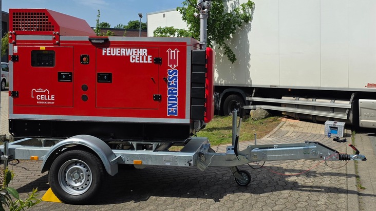 FW Celle: Feuerwehr k&uuml;hlt 15 Tonnen Tiefk&uuml;hlfracht - LKW verunfallt!