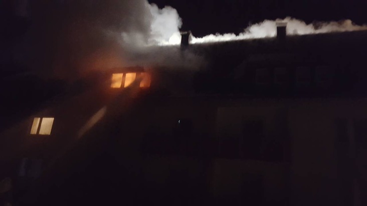 FW-LÜD: Wohnungsbrand fordert Menschenleben/
Ein ausgedehnter Wohnungsbrand in der Dachgeschosswohnung eines Mehrfamilienhauses forderte am frühen Montagmorgen einen Toten.