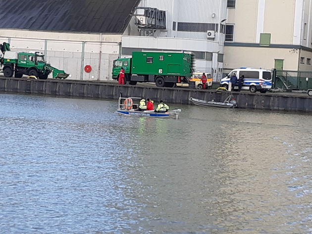 WSPI-OLD: Wasserschutzpolizei mit Sonarboot im Braker Binnenhafen auf Spurensuche