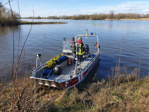 FW Lüchow-Dannenberg: Yacht läuft auf Elbe auf einen Buhnenkopf - keine Verletzten, kein Wassereinbruch - Feuerwehr sorgt für eine warme Nacht