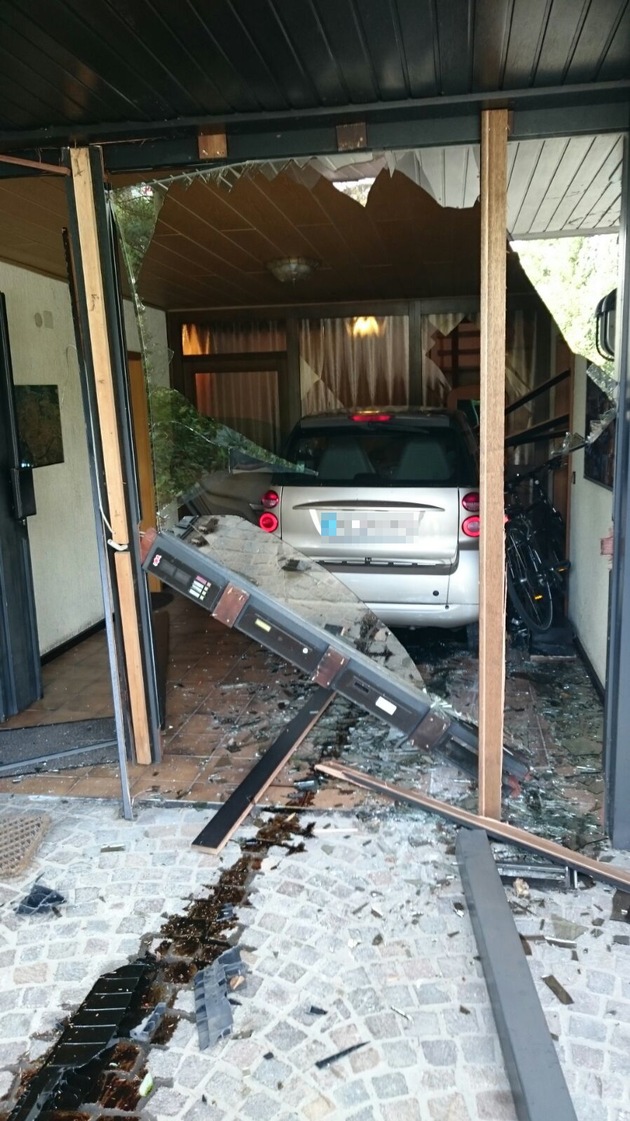POL-PPWP: Unfall: Auto &quot;parkt&quot; im Wohnhaus