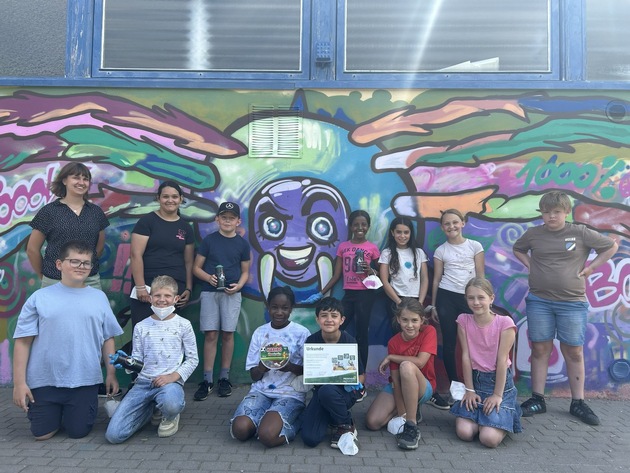 Vom Klassenzimmer an die Sprühdosen: Schülerzeitungsredaktion aus Bad Berleburg gewinnt Wettbewerb und bringt Farbe auf den Schulhof