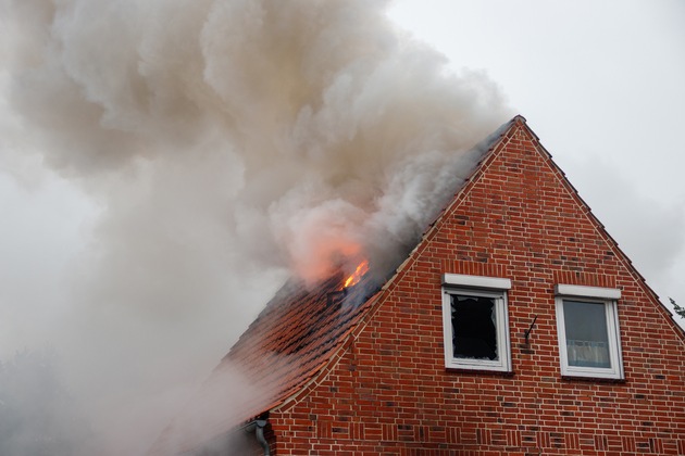FW Lüchow-Dannenberg: Feuer zerstört Haus bei Dannenberg +++ Vater und zwei Kinder müssen ins Krankenhaus +++ Feuerwehr im Großeinsatz
