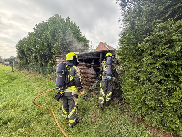 FW Hünxe: Brand einer Gartenlaube - Anwohner verhindern Schlimmeres
