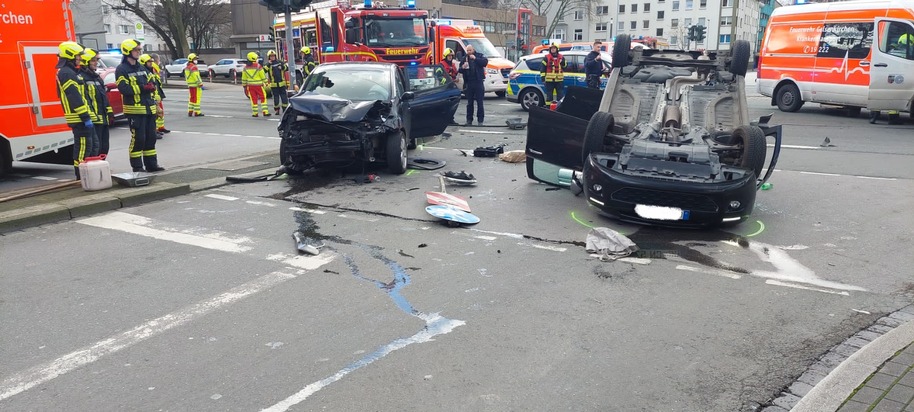 FW-GE: Verkehrsunfall mit vier Verletzten in Gelsenkirchen