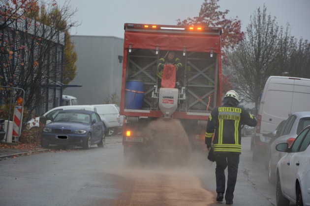 FW-MH: Undichter LKW Tank sorgt für stundenlangen Einsatz der Feuerwehr Mülheim