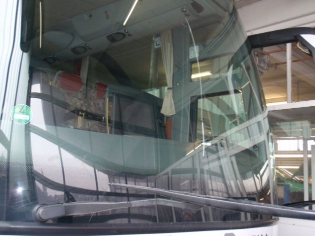 POL-D: Osterzeit - Reisezeit  - Düsseldorfer Polizei kontrolliert gewerblichen Personenverkehr - Reisebus mit gerissener Windschutzscheibe gestoppt - Fotos hängen als Datei an