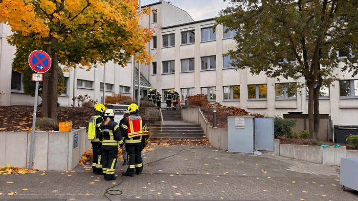 FW Bergheim: Substanz am Bergheimer Finanzamt verkippt Gebäude durch Feuerwehr geräumt - Keine Verletzten