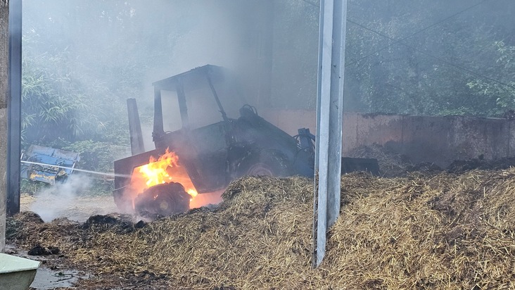 FW Burscheid: Brennender Traktor auf Pferdehof