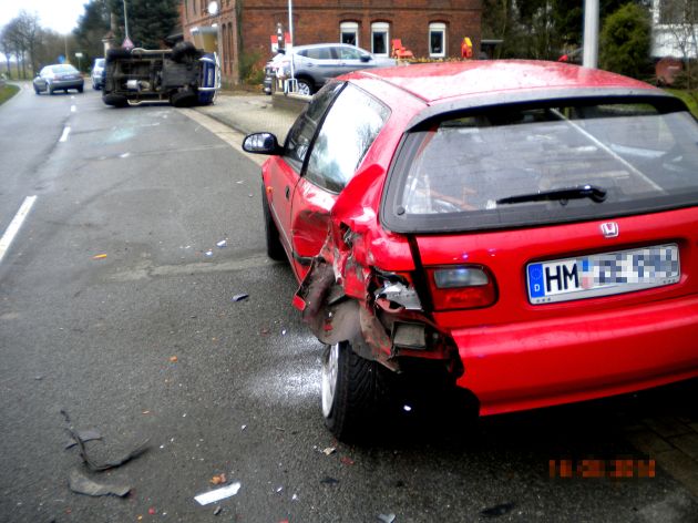 POL-HM: Geländewagen prallt auf geparkten Pkw und kippt um - Fahrer leicht verletzt