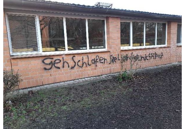 POL-GÖ: (42/2022) Ermittlungen wegen Sachbeschädigung - Unbekannte beschmieren Schulfassaden in Adelebsen