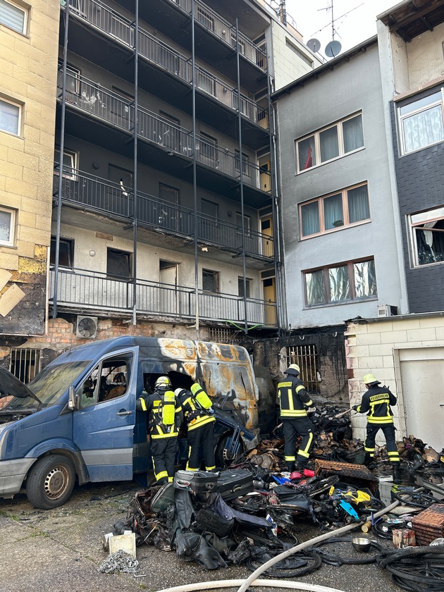 FW Moers: Moers-Mitte: Mehrere Bewohner bei Brand über Drehleitern gerettet / Moers-Meerbeck: Gartenhaus brannte in der Nacht